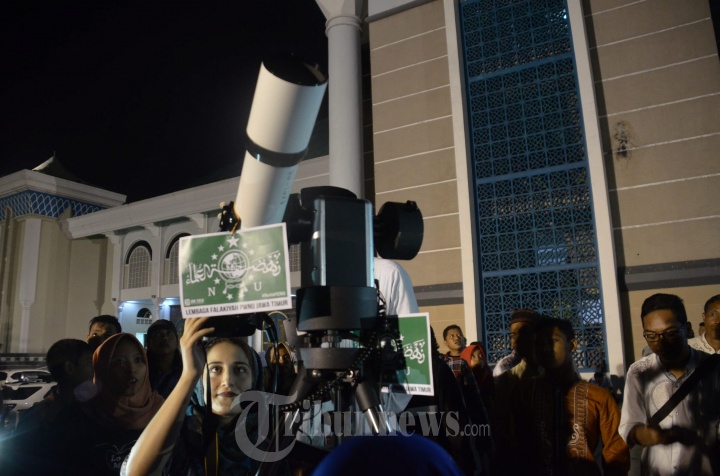 Cagub dan Cawagub Jatim Saksikan Gerhana Bulan