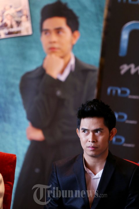 Penyanyi Cakra Khan saat ditemui pada konferensi pers launching single untuk soundtrack film Rudy Habibie yang berjudul 'Mencari Cinta Sejati' di kantor MD Place, Kuningan, Jakarta Selatan, Jumat (20/5/2016). Cakra Khan tidak hanya menyanyikan lagu karya Melly Goeslaw dan Anto Hoed tapi dirinya juga sangat menghayati dan tentunya membuat haru biru para pendengar musik Indonesia. 