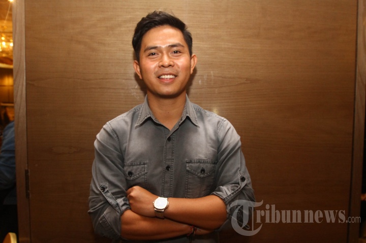 Penyanyi Cakra Khan ditemui wartawan saat peluncuran trailer film Guru Ngaji di Jakarta, Senin (19/2/2018). Cakra Khan menjadi pengisi soundtrack film tersebut yang berjudul Jangan Mudah Putus Asa ciptaan Ahmad Fredy dan Ade Govinda. 