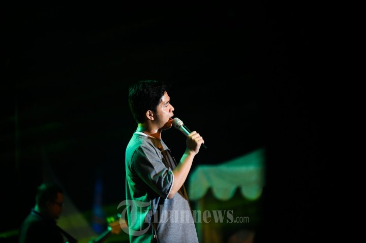 Cakra Khan membawakan lagu dalam konser musik pada malam penutupan Rakernas Jaringan Kota Pusaka Indonesia (JKPI) di Lapangan Blangpadang, Banda Aceh, Rabu (11/5/2016) malam. Rakernas Banda Aceh memutuskan Kabupaten Halmahera Barat, Siak, Pasarawan, dan Kota Sabang sebagai anggota baru. Serta menetapkan Kota Gianyar, Bali sebagai tuan rumah rakernas JKPI 2017. 