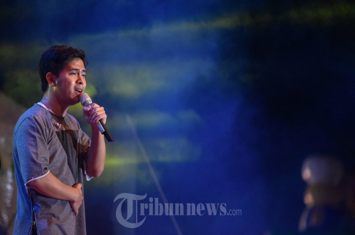 Cakra Khan membawakan lagu dalam konser musik pada malam penutupan Rakernas Jaringan Kota Pusaka Indonesia (JKPI) di Lapangan Blangpadang, Banda Aceh, Rabu (11/5/2016) malam. Rakernas Banda Aceh memutuskan Kabupaten Halmahera Barat, Siak, Pasarawan, dan Kota Sabang sebagai anggota baru. Serta menetapkan Kota Gianyar, Bali sebagai tuan rumah rakernas JKPI 2017. 