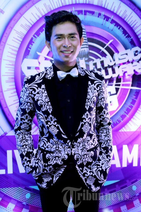 Penyanyi Cakra Khan saat menghadiri acara SCTV Music Awards 2016 di Studio 6 Emtek, Daan Mogot, Jakarta Barat, Jumat (28/4/2016) malam. Cakra Khan menjadi salah satu pengisi acara pada ajang penghargaan bagi insan musik Indonesia. 