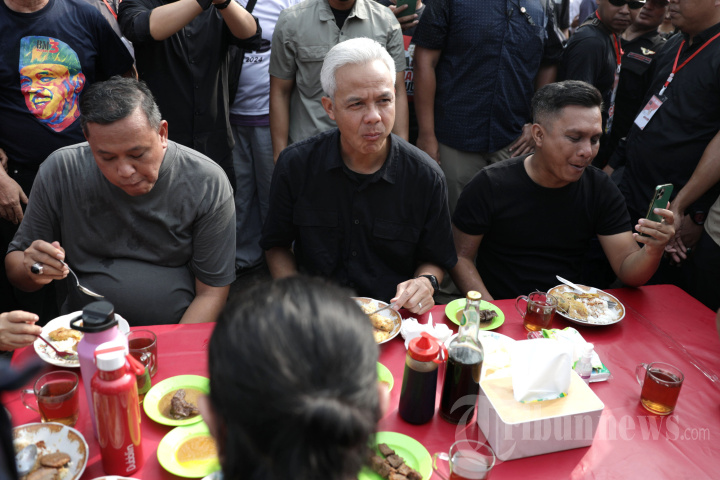 Capres Ganjar Sarapan di Pasar Lama Bekasi