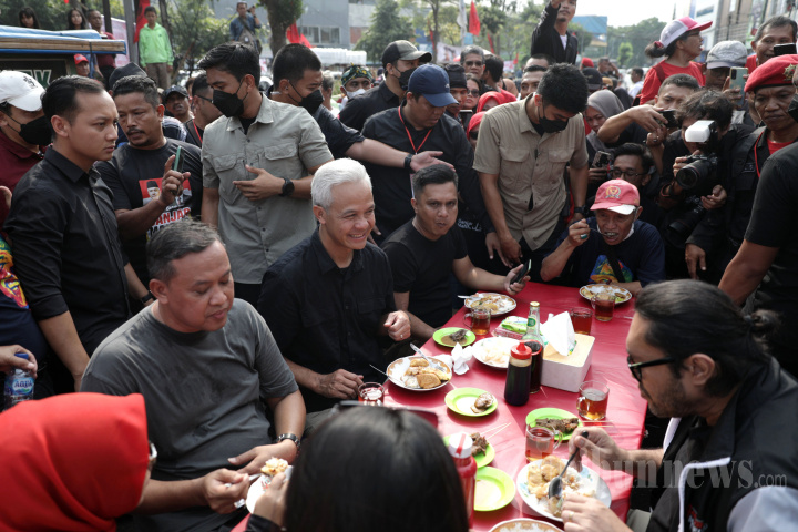 Capres Ganjar Sarapan di Pasar Lama Bekasi