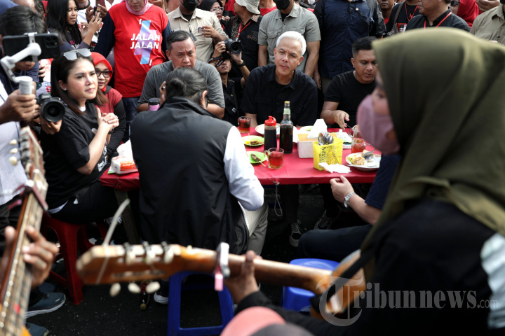 Capres Ganjar Sarapan di Pasar Lama Bekasi