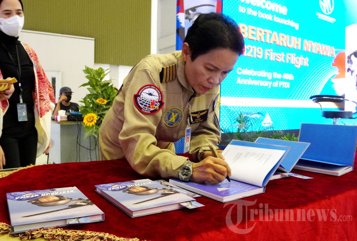 Test Pilot Wanita PTDI Captain Esther Gayatri Luncurkan Buku