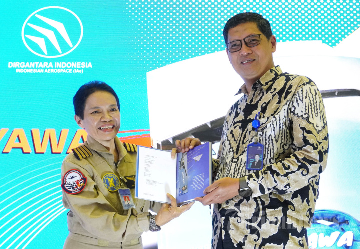 Test Pilot Wanita PTDI Captain Esther Gayatri Luncurkan Buku