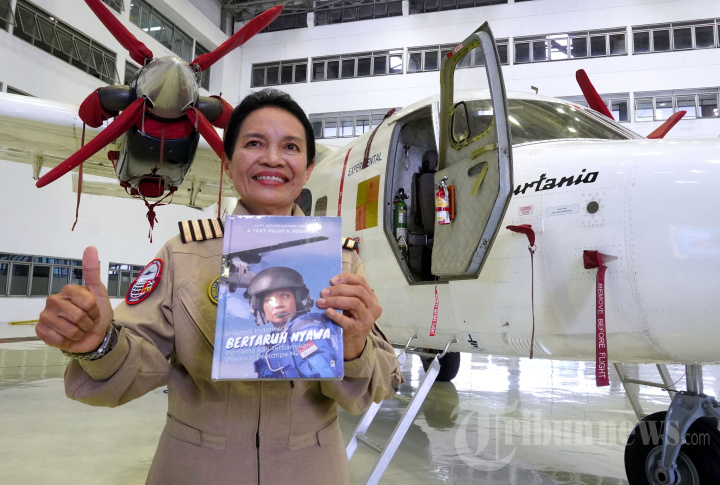 Test Pilot Wanita PTDI Captain Esther Gayatri Luncurkan Buku
