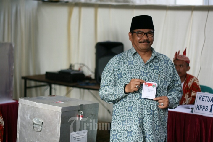 Cawali Kota Batu Gus Din Coblos di TPS 11