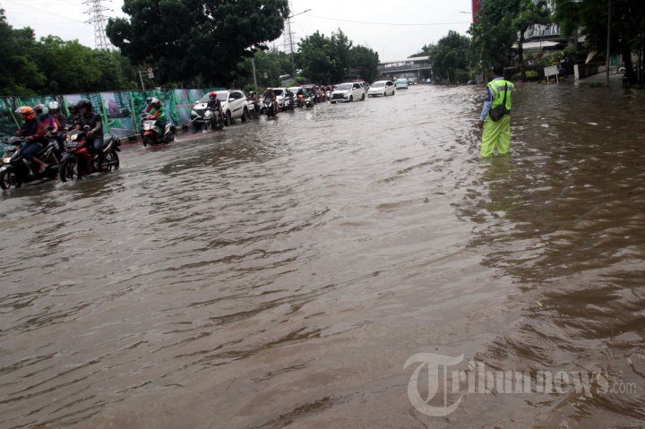 Cawang Banjir, Underpass UKI tak Bisa Dilewati