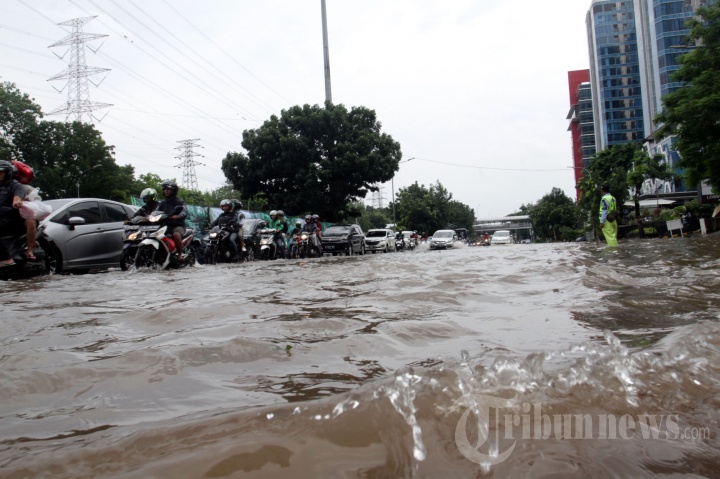 Cawang Banjir, Underpass UKI tak Bisa Dilewati