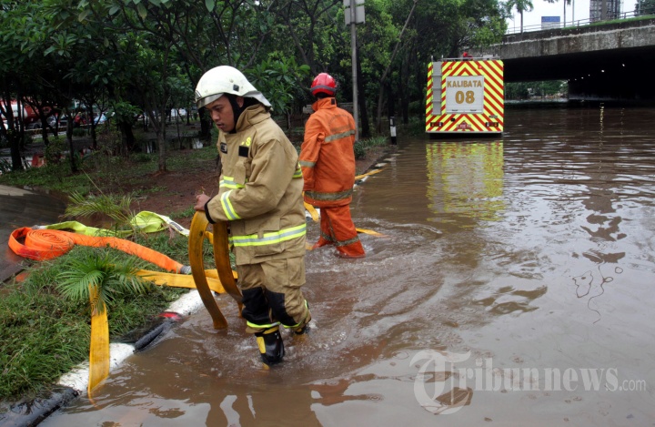 Cawang Banjir, Underpass UKI tak Bisa Dilewati