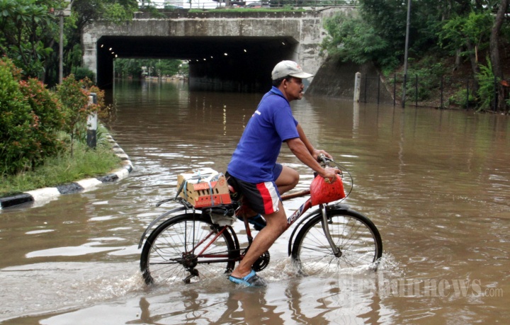 Cawang Banjir, Underpass UKI tak Bisa Dilewati