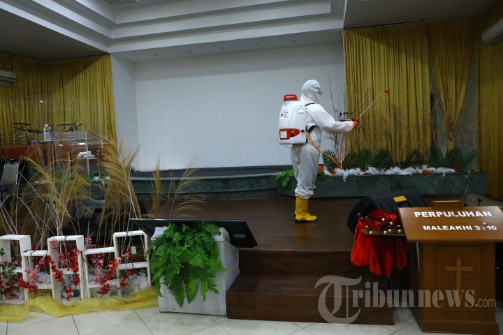Cegah Penyebaran Virus Corona, Gereja Disemprot Disinfektan