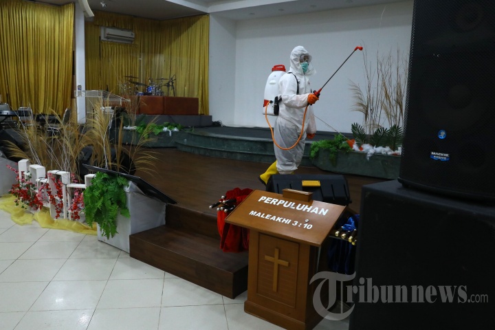 Cegah Penyebaran Virus Corona, Gereja Disemprot Disinfektan