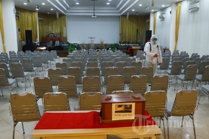 Cegah Penyebaran Virus Corona, Gereja Disemprot Disinfektan