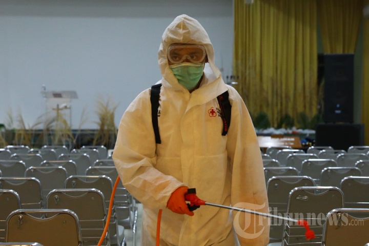 Cegah Penyebaran Virus Corona, Gereja Disemprot Disinfektan