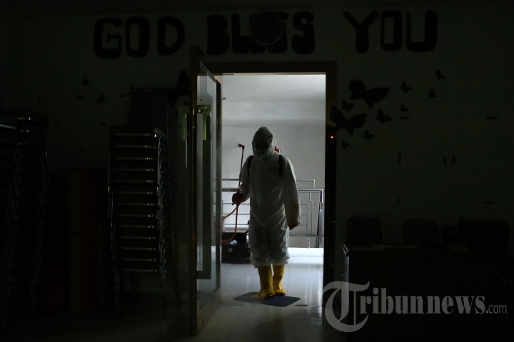 Cegah Penyebaran Virus Corona, Gereja Disemprot Disinfektan