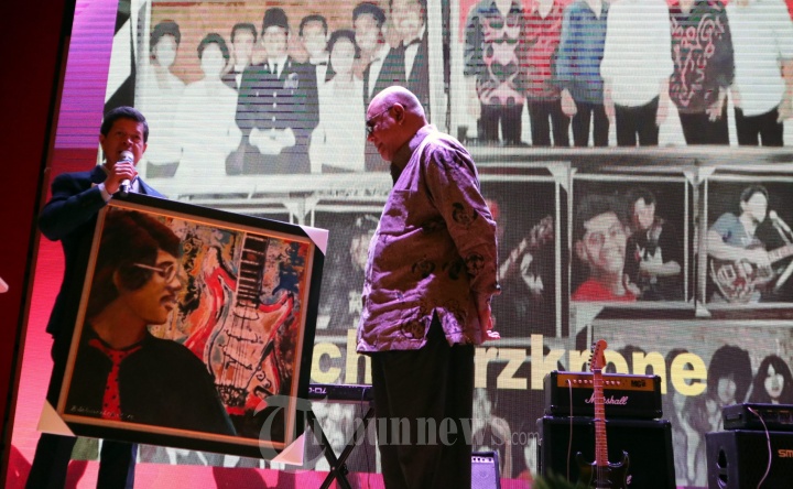 Chadra Darusman Memberi Cendera Mata Lukisan Untuk Enteng Tanama