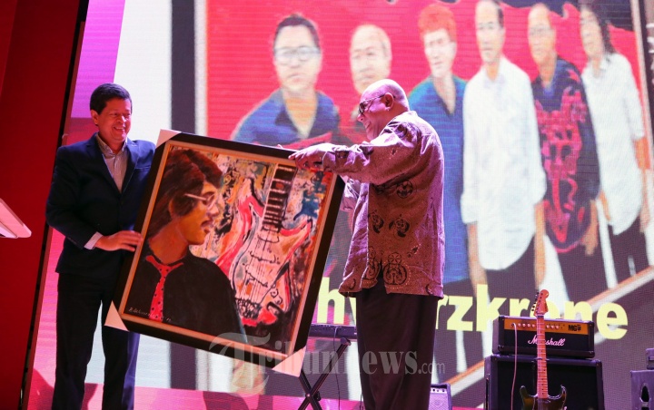 Chadra Darusman Memberi Cendera Mata Lukisan Untuk Enteng Tanama