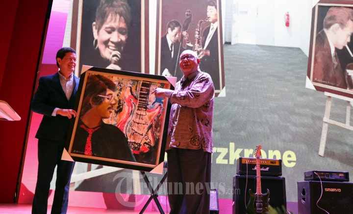 Chadra Darusman Memberi Cendera Mata Lukisan Untuk Enteng Tanama