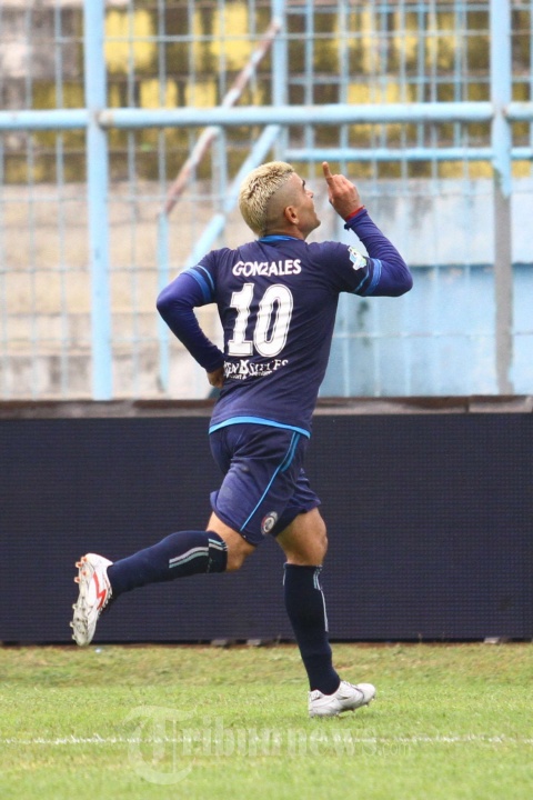 MENANG TELAK - Cristian Gonzales, striker Arema FC merayakan gol yang dicetaknya ke gawang Persiba Balikpapan dalam lanjutan Go-Jek Traveloka Liga 1 di Stadion Kanjuruhan Kepanjen, Kabupaten Malang, Jumat (18/8/2017). Arema FC mengalahkan Pesiba Balikpapan dengan skor 3-0. 