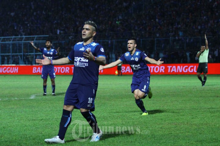 Cristian Gonzales Memprotes Asisten Wasit