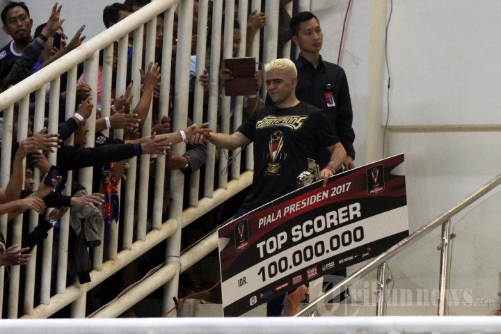 Cristian Gonzales Raih Top Scorer
