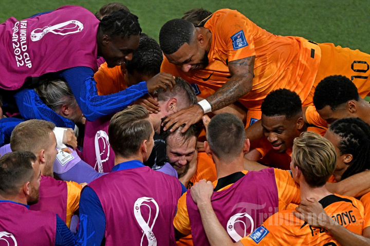 Daley Blind dan Tim Belanda Rayakan Kemenangan