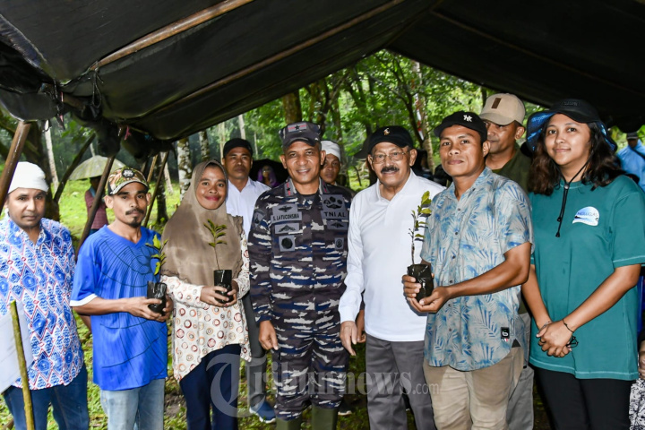Danlantamal IX Tanam Bibit Cengkeh Bersama IPPMAP dan Moluccas C
