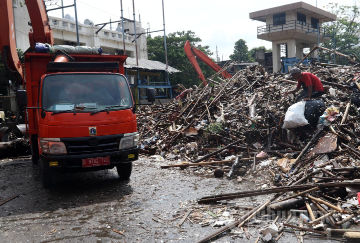 Debit Air Siaga 3 di Pintu Air Manggarai