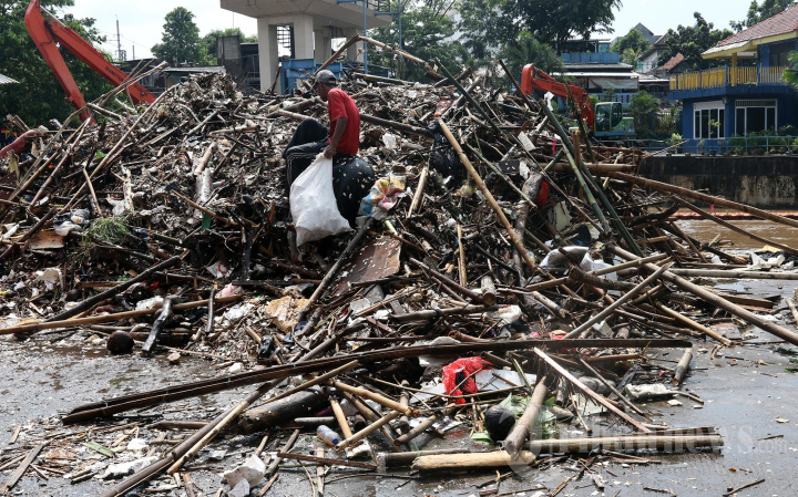 Debit Air Siaga 3 di Pintu Air Manggarai