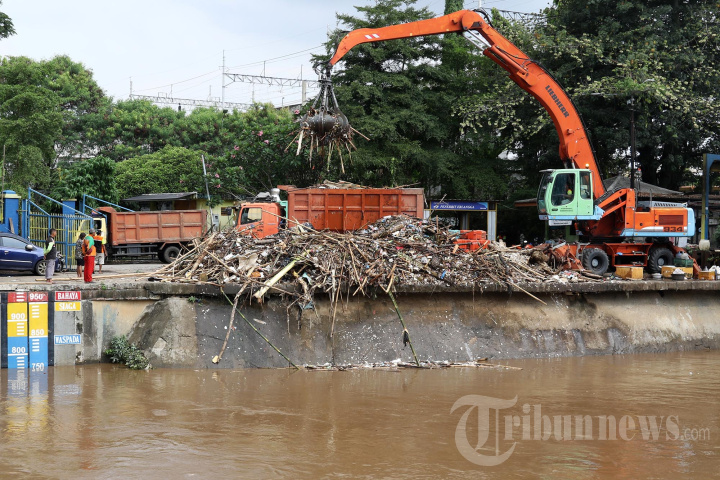 Debit Air Siaga 3 di Pintu Air Manggarai