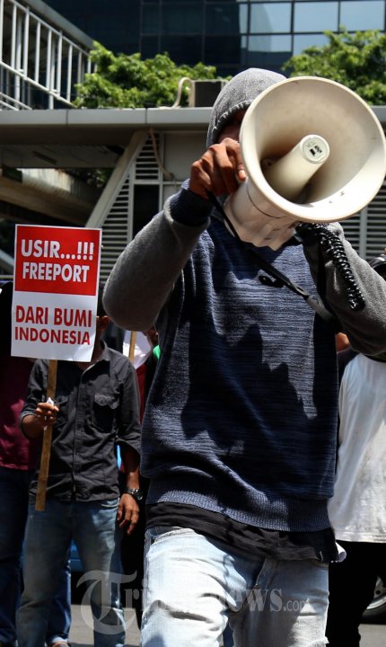 Demo Aktivis Tolak Perpanjangan Kontrak Freeport