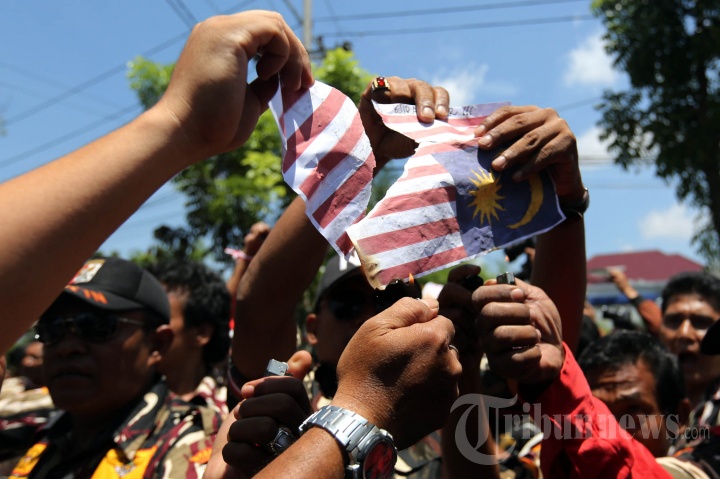 Dianggap Lecehkan Lambang Negara Indonesia, Massa Bakar Bendera Malaysia