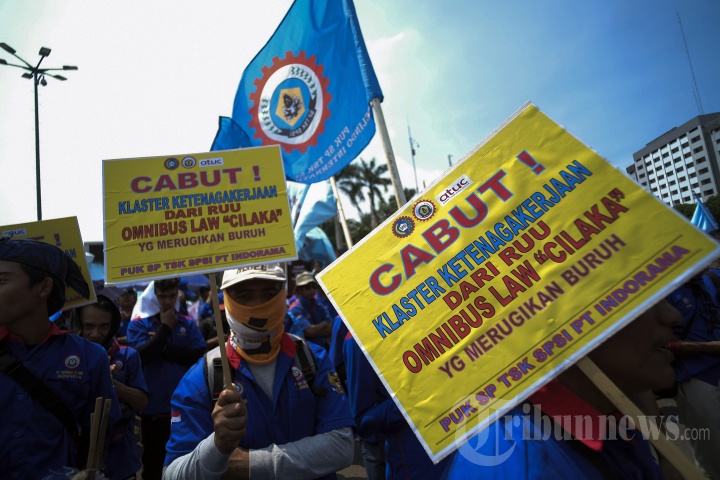 Aksi Buruh Tolak Omnibus Law Cipta Lapangan Kerja di MPR