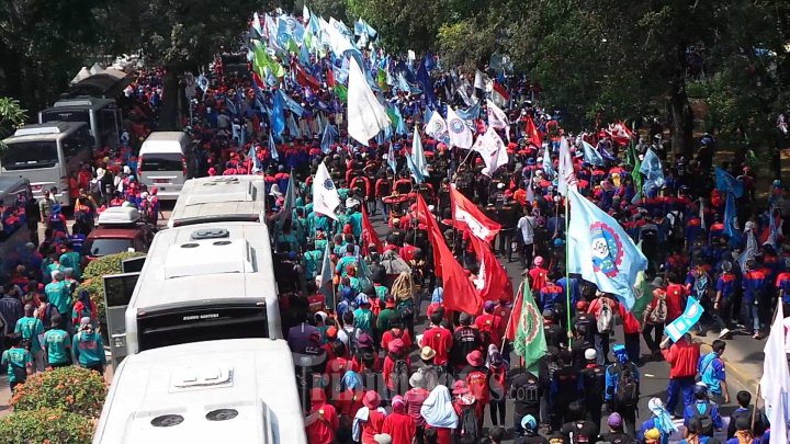 Demo Buruh Menuntut Kenaikan Upah