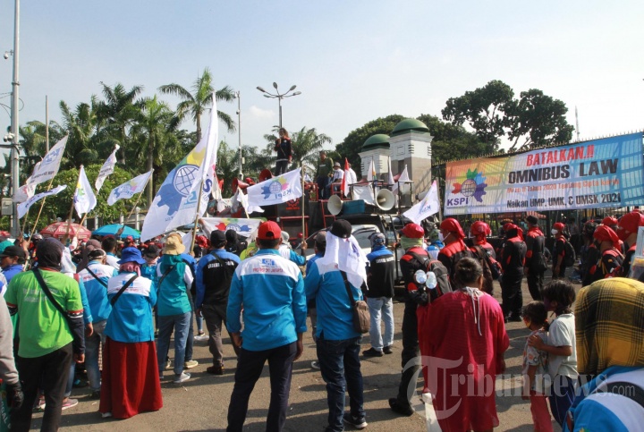 Demo Buruh Tolak UU Cipta Kerja di DPR RI