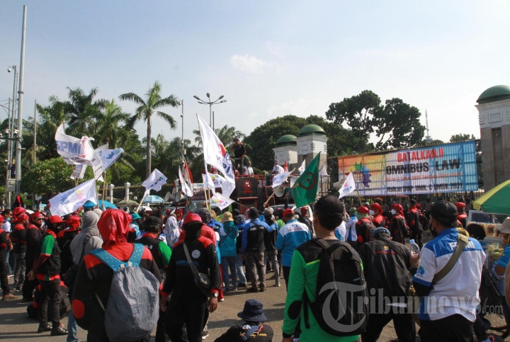 Demo Buruh Tolak UU Cipta Kerja di DPR RI
