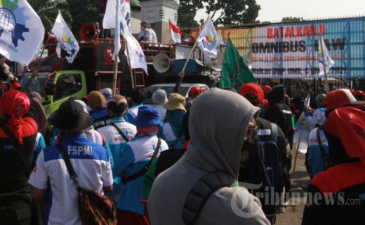 Demo Buruh Tolak UU Cipta Kerja di DPR RI