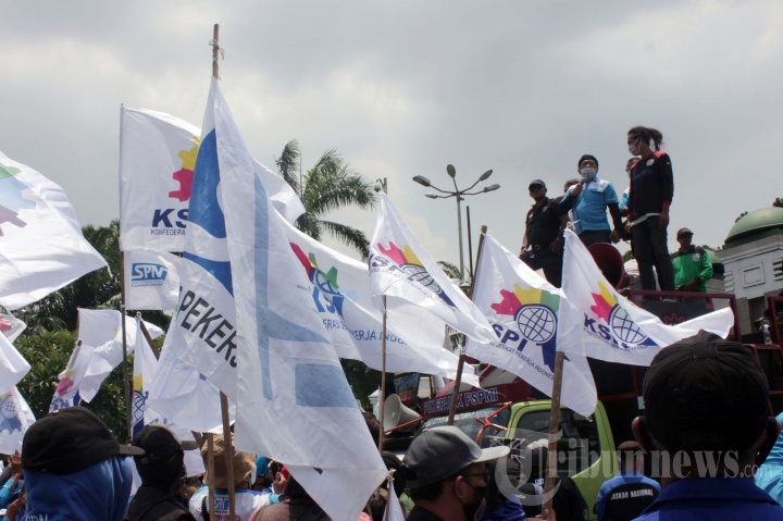 Demo Buruh Tolak UU Cipta Kerja di DPR RI