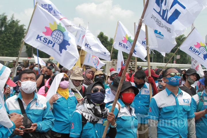 Demo Buruh Tolak UU Cipta Kerja di DPR RI