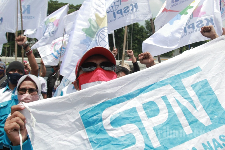 Demo Buruh Tolak UU Cipta Kerja di DPR RI