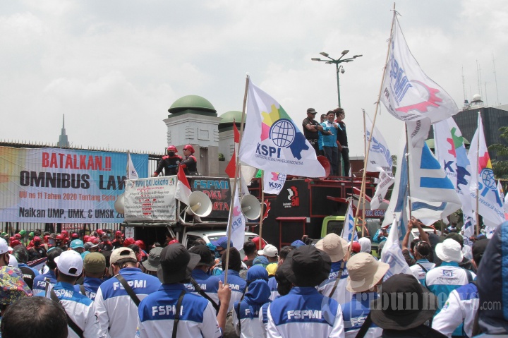 Demo Buruh Tolak UU Cipta Kerja di DPR RI