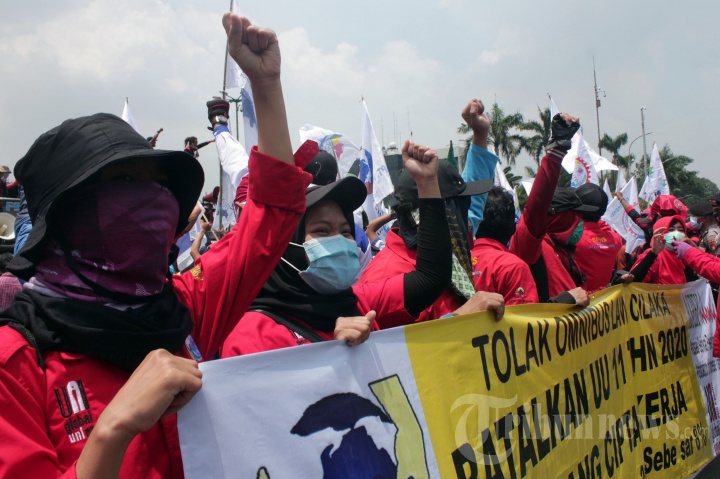 Demo Buruh Tolak UU Cipta Kerja di DPR RI