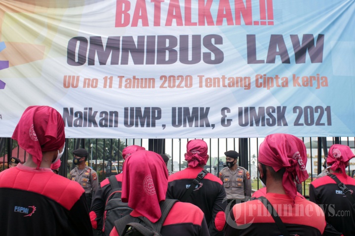 Demo Buruh Tolak UU Cipta Kerja di DPR RI