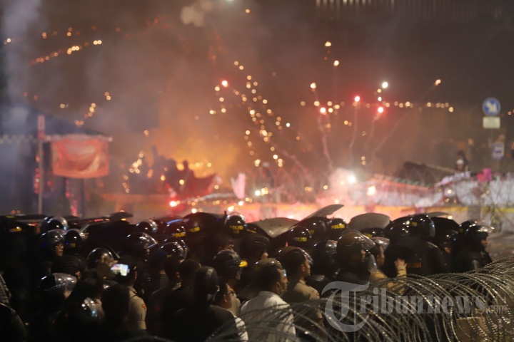 Demo Depan Bawaslu Rusuh
