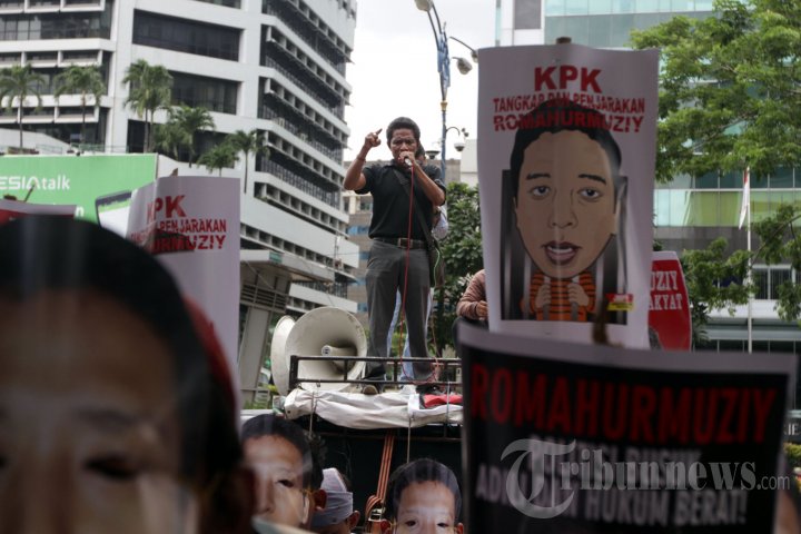 Demo Desak KPK Periksa Romahurmuziy