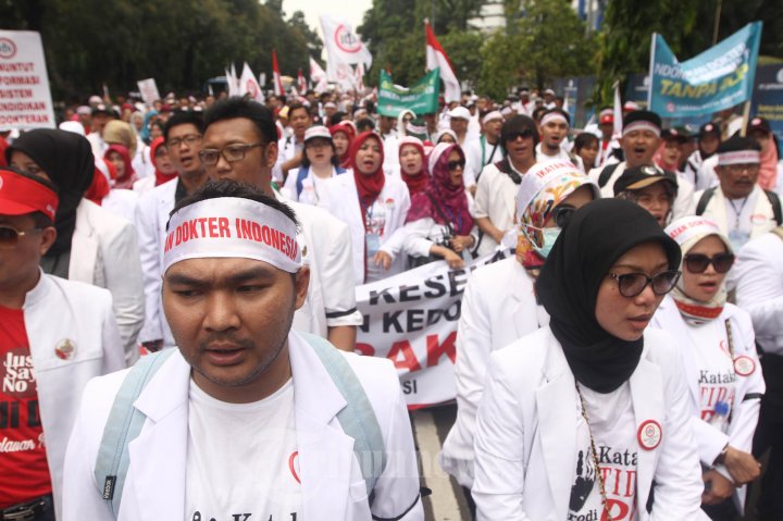 Demo Dokter Tuntut Reformasi Pendidikan Kedokteran