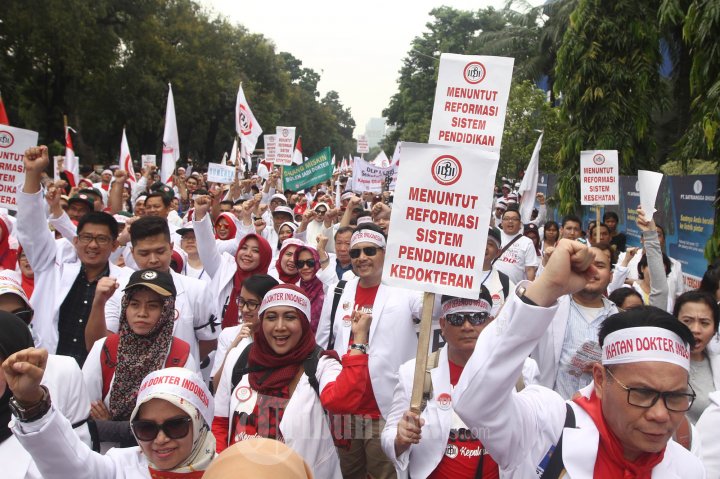 Demo Dokter Tuntut Reformasi Pendidikan Kedokteran